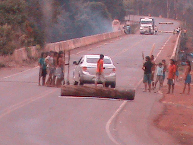 ndios da etnia Enawen-naw bloqueiam MT-170, em Mato Grosso