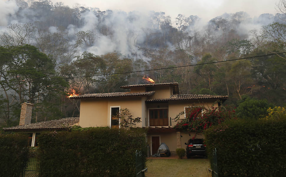 Incndio atinge parque em Petrpolis (RJ)