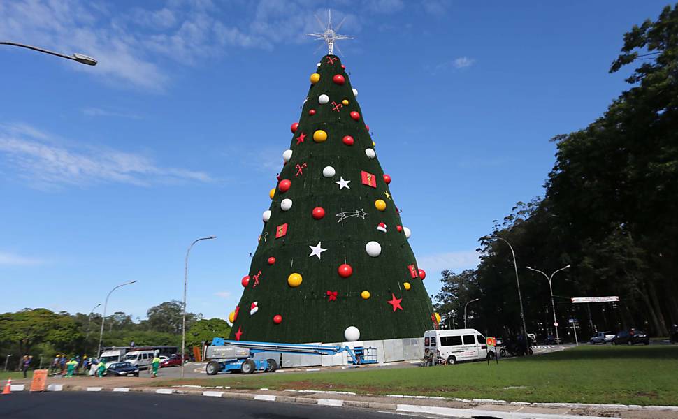 Montagem da rvore de Natal do parque Ibirapuera