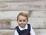 Família real divulga três novas fotos de príncipe George, aos 17 meses, sentado em uma escada do pátio do Palácio de Kensington