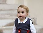 Família real divulga três novas fotos de príncipe George, aos 17 meses, sentado em uma escada do pátio do Palácio de Kensington