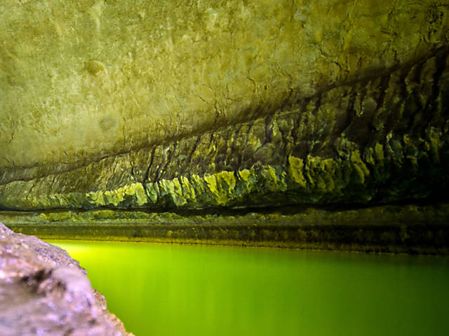 Fotgrafo capta imagens raras de cavernas que brilham