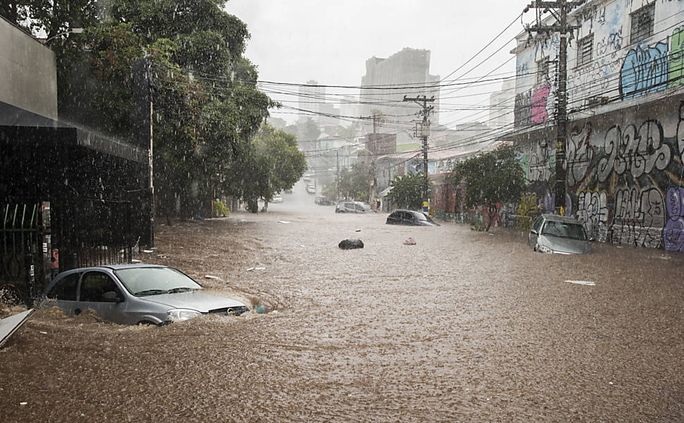 Chuva causa alagamentos em So Paulo