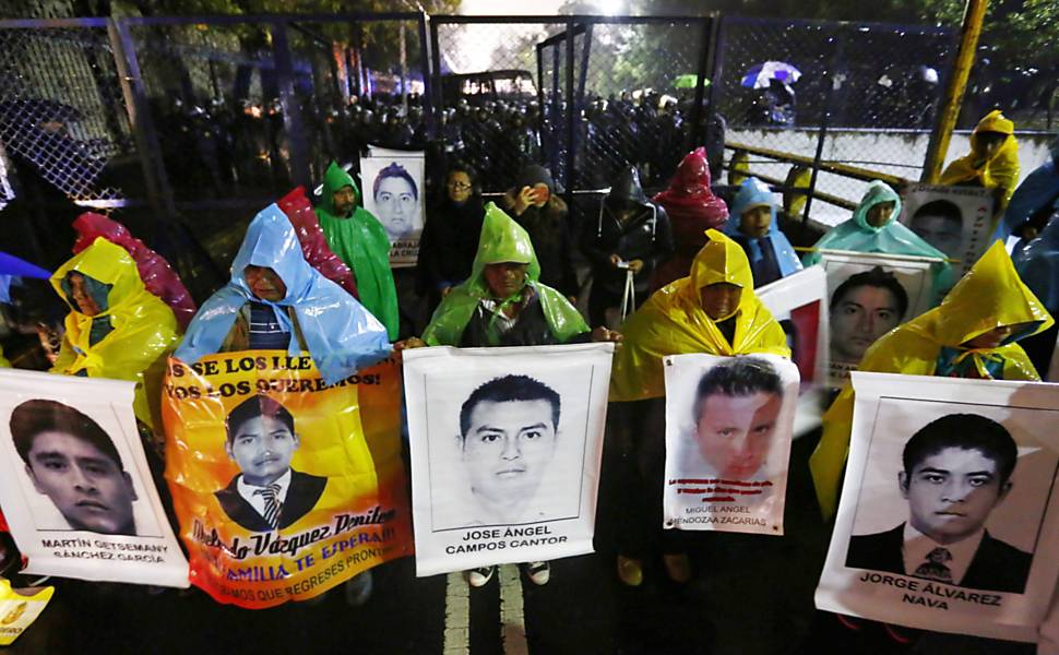 Pais de estudantes desaparecidos protestam