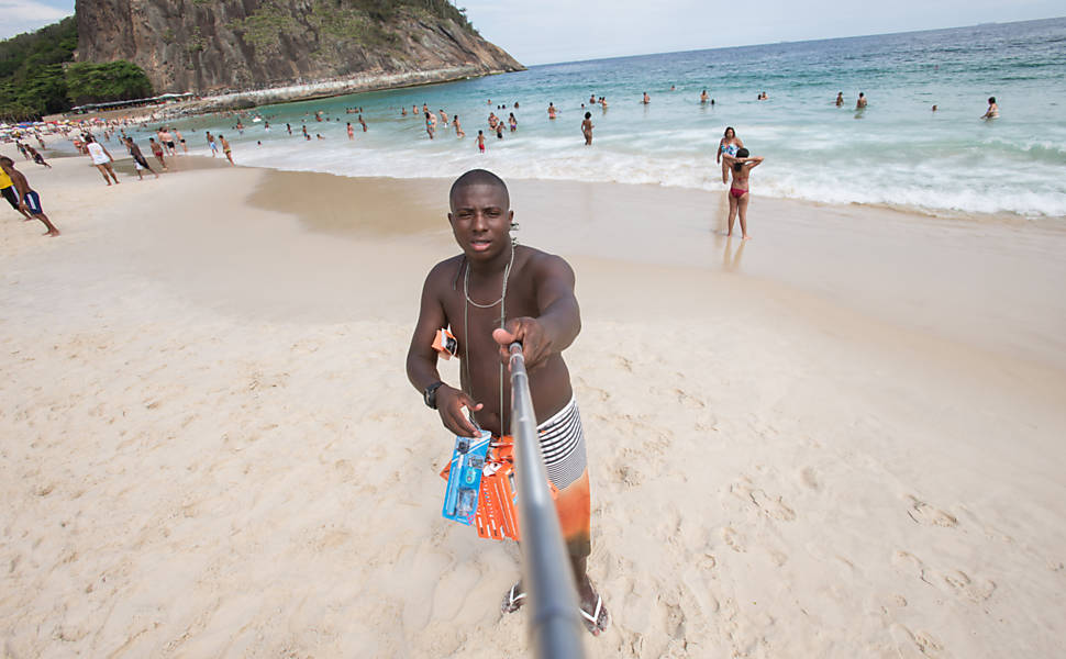 Pau de selfie invade praias cariocas