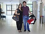 Ticiana deixou a maternidade do hospital Albert Einstein sorridente ao lado de seu marido Joesley Batista e de seu primeiro filho, Joesley Filho