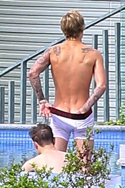 F5 Celebridades Justin Bieber Mostra Cofrinho Em Banho De Piscina Com Cueca 02 02 2015