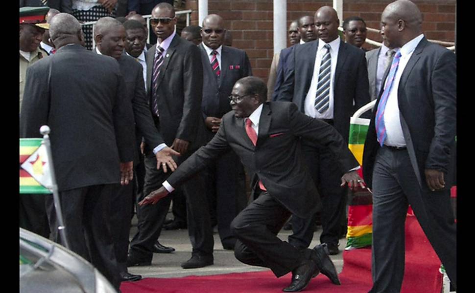 Presidente do Zimbbue tropea e fotgrafos so ameaados