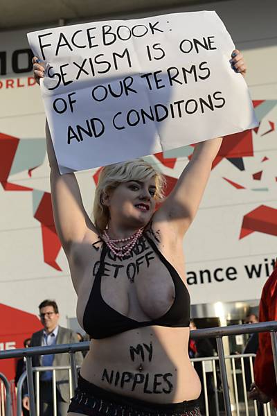 Protesto do Femen contra o Facebook