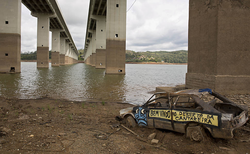 Carro retirado da represa Atibainha