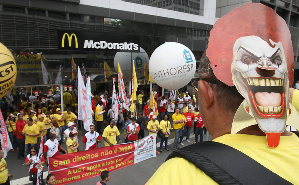 Protesto contra McDonald's reuniu cerca de 50 pessoas na av. Paulista