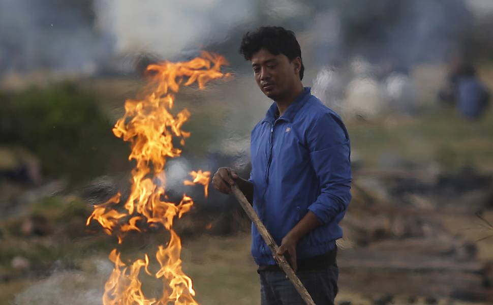 Cremaes de vtimas de terremoto no Nepal