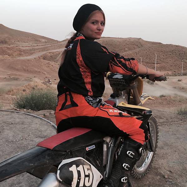 Pioneira, iraniana consegue competir em provas de motocicleta - 29/04/2015  - Esporte - Folha de S.Paulo