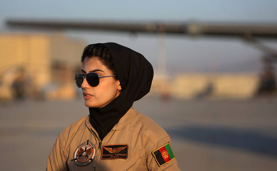 Primeira mulher piloto de avio do Afeganisto