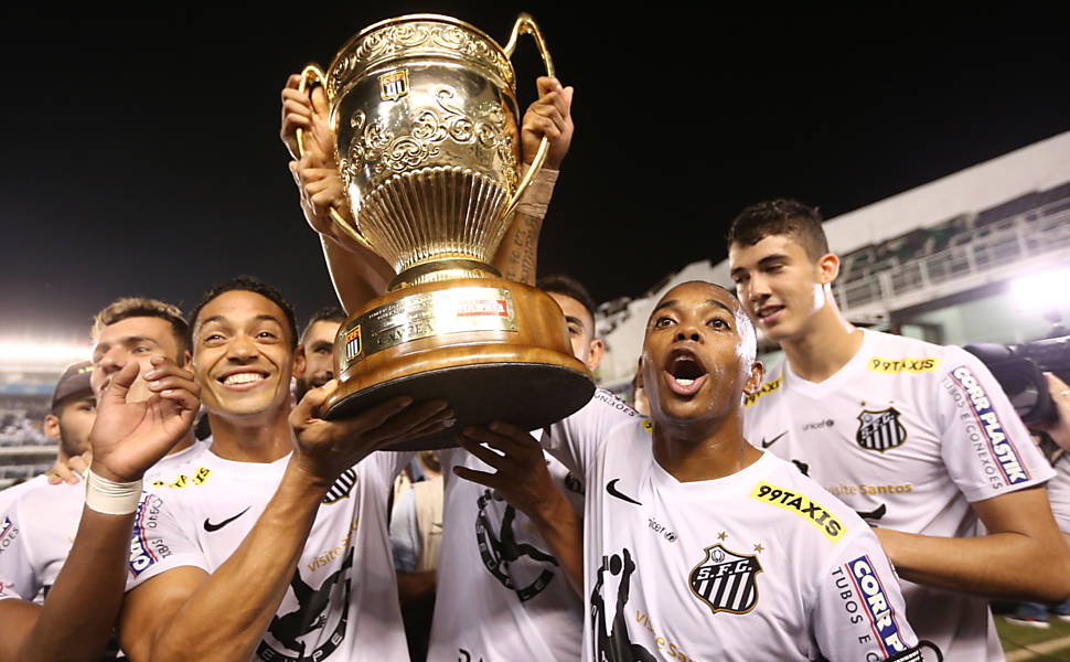 Governador entrega a taça de campeão na decisão do Campeonato Paulista