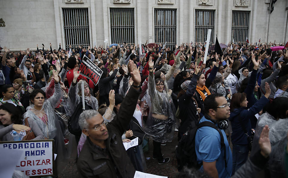 Professores da rede municipal protestam em So Paulo