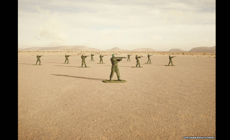 Fotgrafo transforma soldados em brinquedos no deserto
