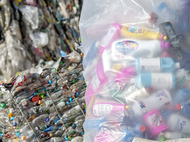 Com cooperativas, supermercado transforma lixo em novas embalagens