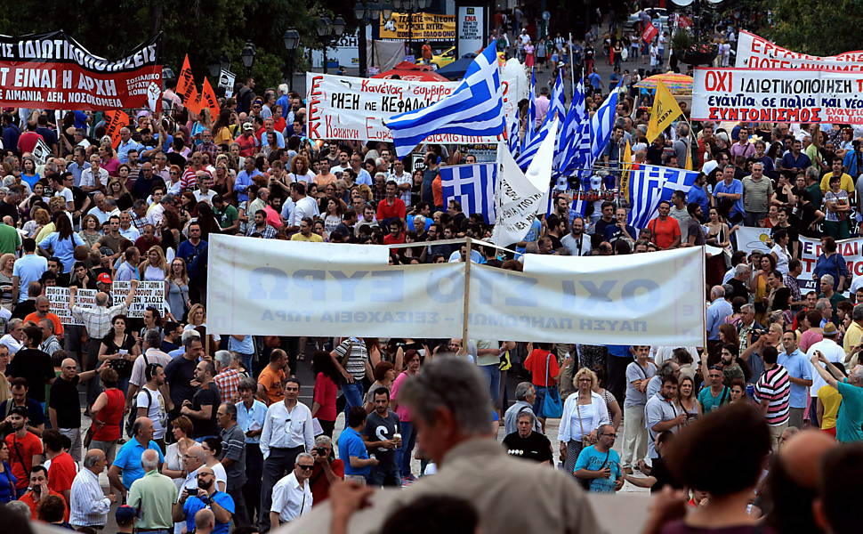 Gregos mostram apoio a governo contra cortes de gastos exigidos por credores