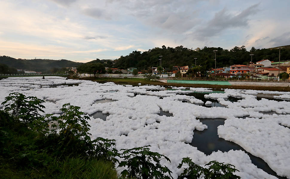 Espuma branca no rio Tiet