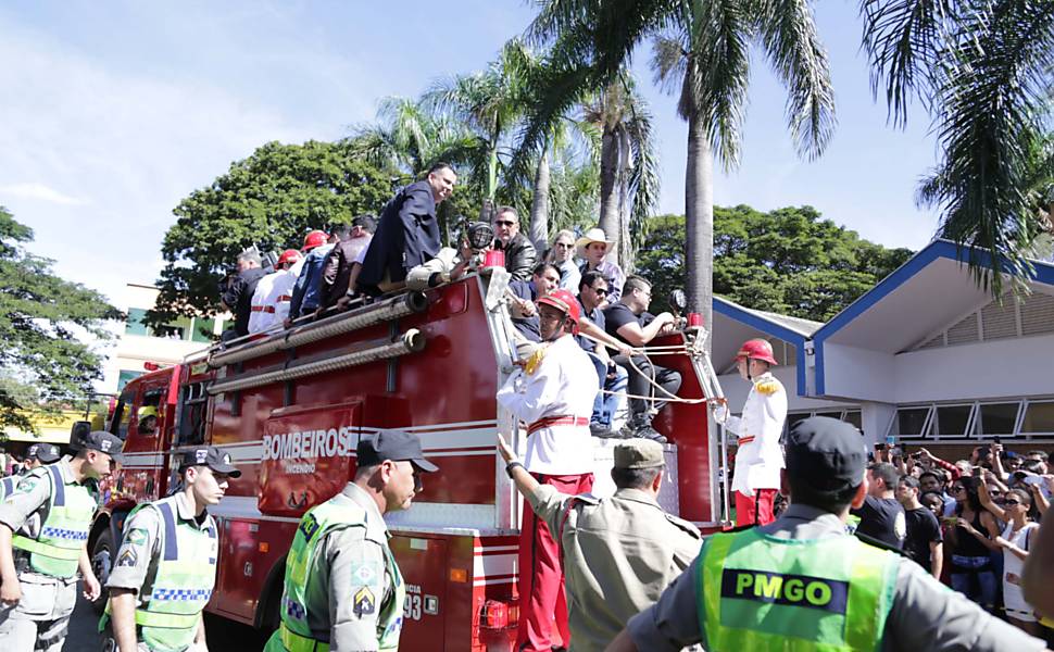 Foto: Bruno, da dupla com Marrone, comparece ao velório de Cristiano Araújo  e da namorada do cantor, Allana Moraes, no Centro Cultural Oscar Niemeyer,  em Goiânia, nesta quinta-feira, 25 de junho de