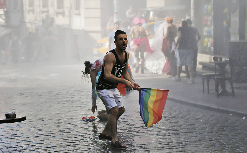 Polcia dispersa marcha do orgulho gay em Istambul