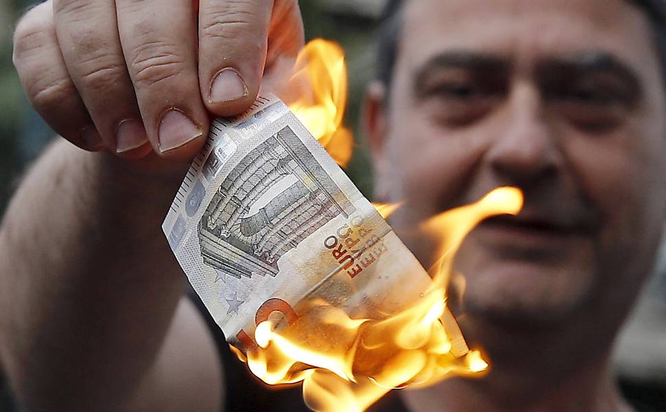 Crise na Grcia: Credores fecham cerco e bancos gregos no abriro