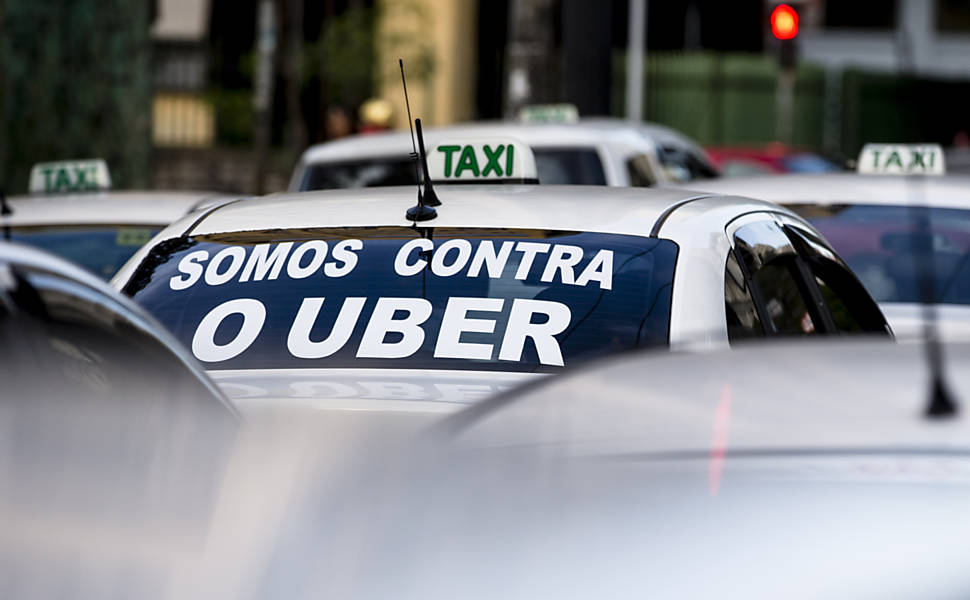 Taxistas protestam contra o aplicativo Uber
