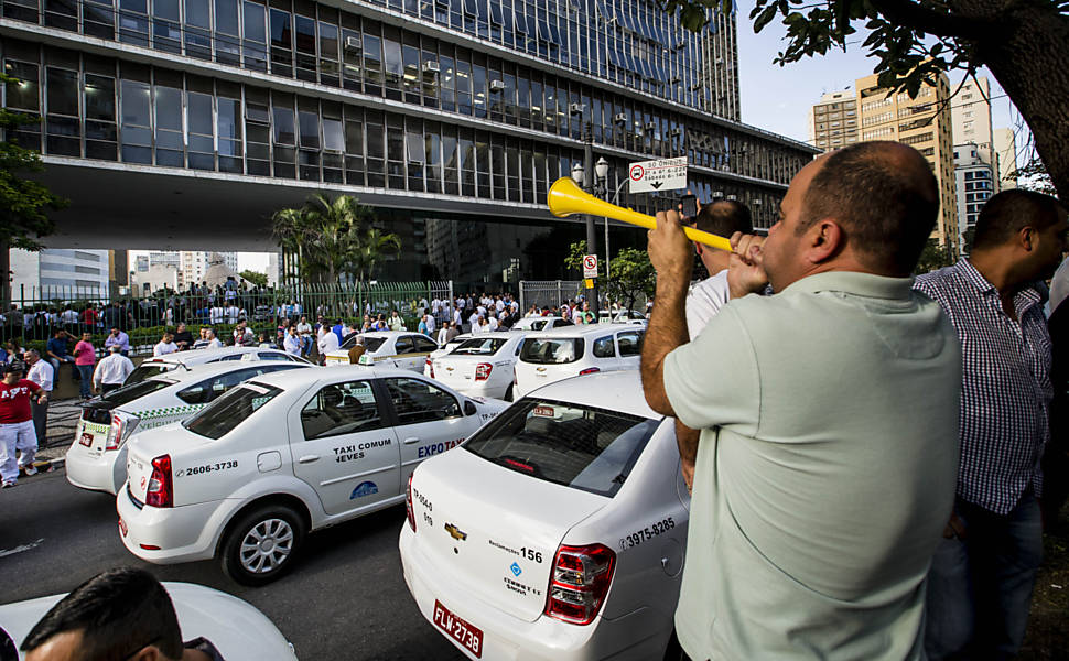 Taxistas protestam contra o aplicativo Uber