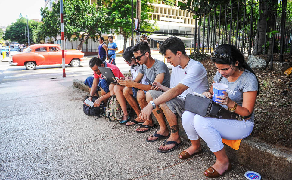 Cuba inaugura 35 pontos de internet wi-fi