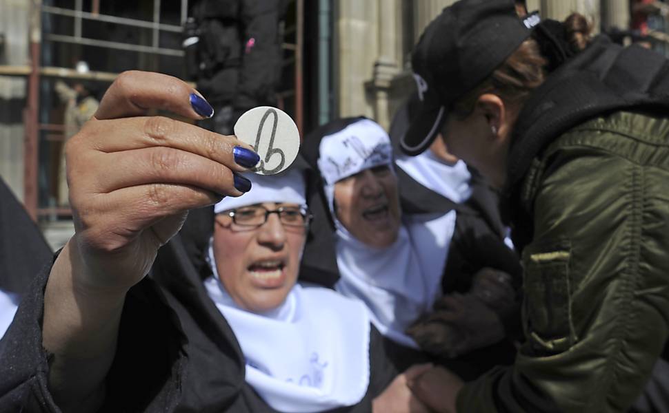 Feministas protestam contra visita do papa  Bolvia