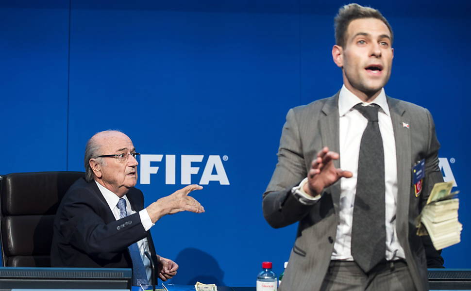 Blatter  vtima de protesto