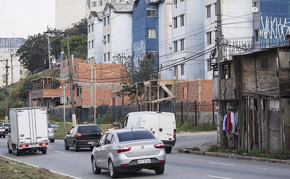 Favela  erguida dentro de conjunto habitacional de SP