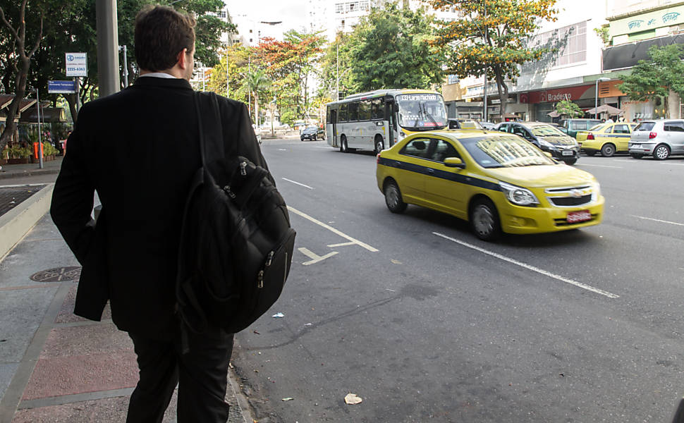 Taxistas protestam contra o Uber no Rio