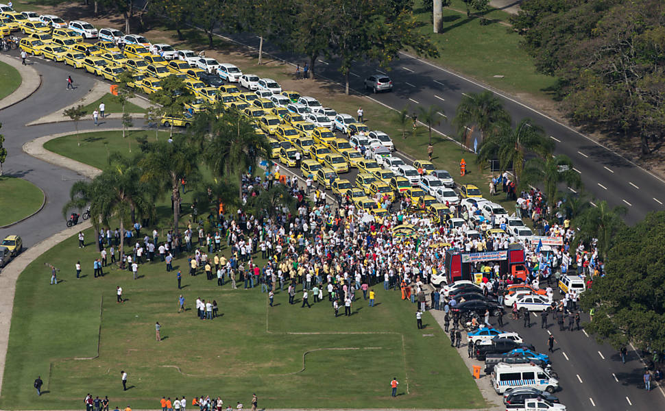 Taxistas protestam contra o Uber no Rio