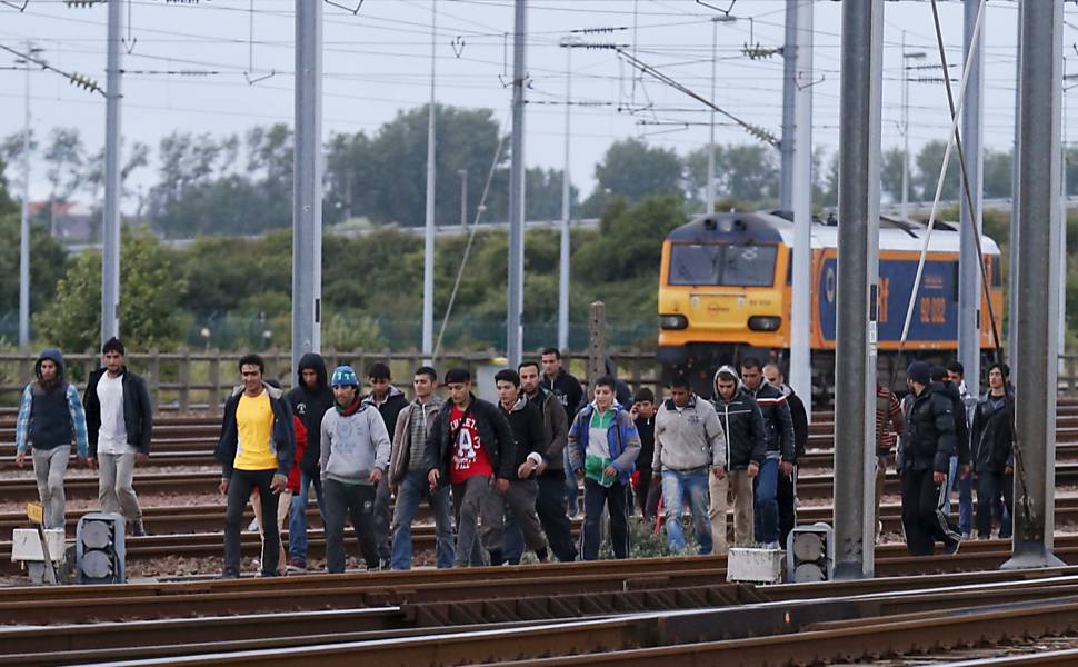 Imigrantes tentam entrar no Eurotnel