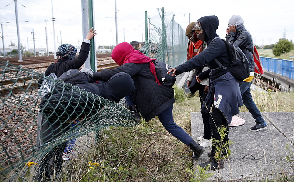 Imigrantes tentam entrar no Eurotnel