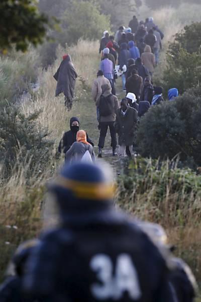 Imigrantes ilegais invadem Calais