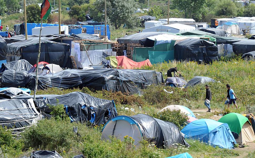 Imigrantes ilegais invadem Calais