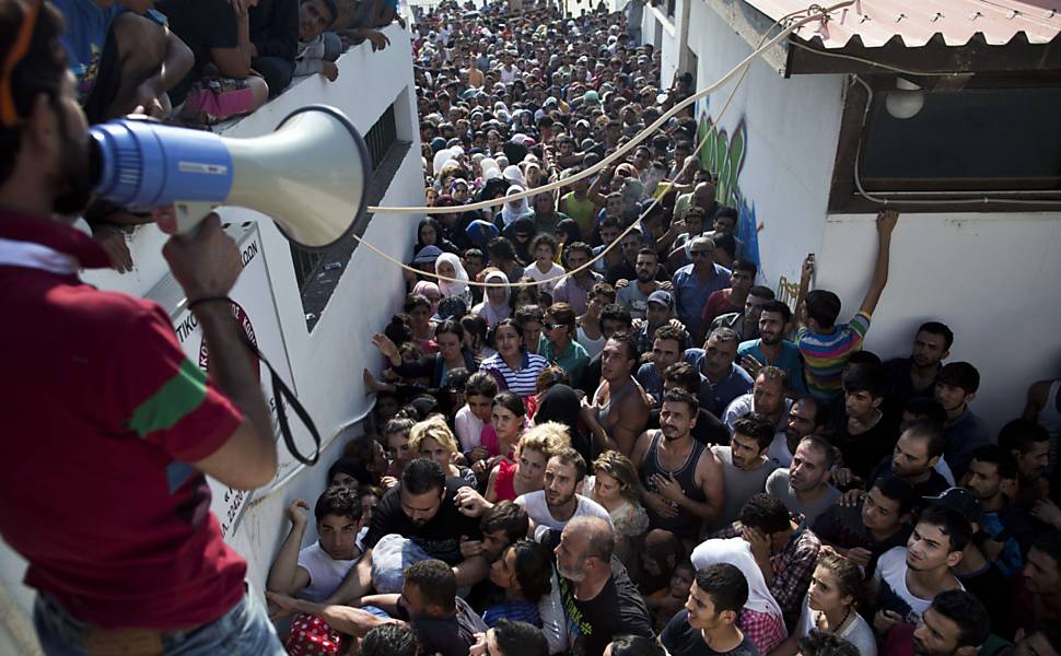 Polcia dispersa imigrantes em ilha da Grcia