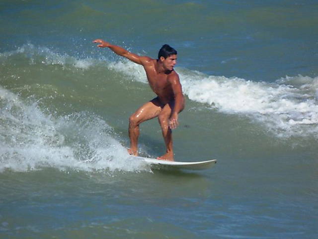 Campeonato de surfe em praia de nudismo
