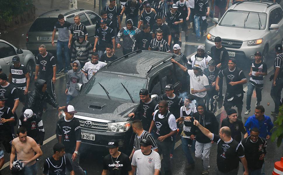 Torcidas de Palmeiras e Corinthians no clssico