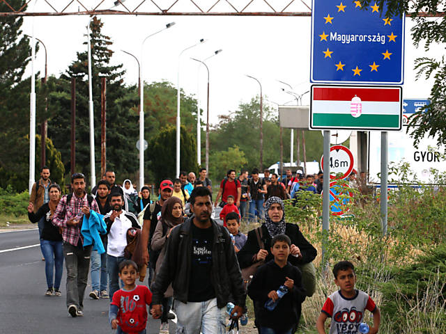 Refugiados avanam at o norte da Europa