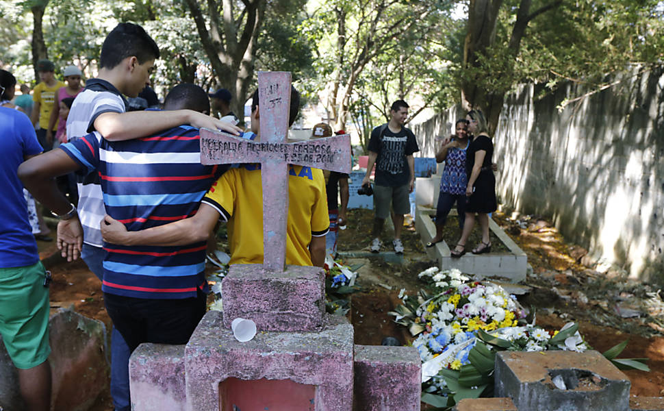 Enterro dos jovens assassinados em Carapicuba