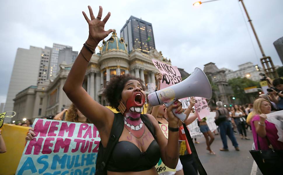 Manifestantes protestam contra Cunha e 'PL do aborto