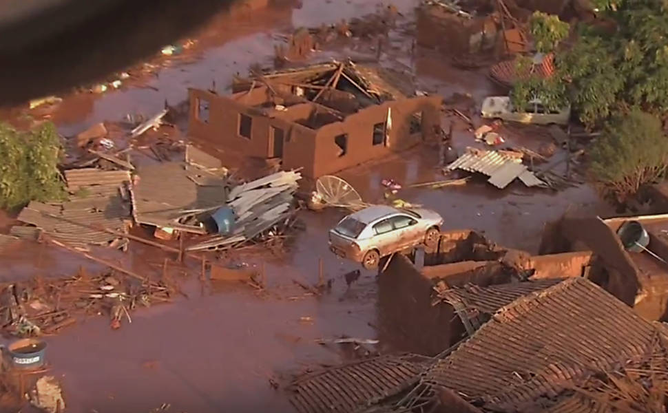 Barragens rompem e causam enxurrada de lama em Minas