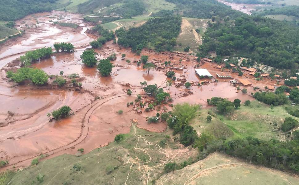 Barragens rompem e causam enxurrada de lama em Minas