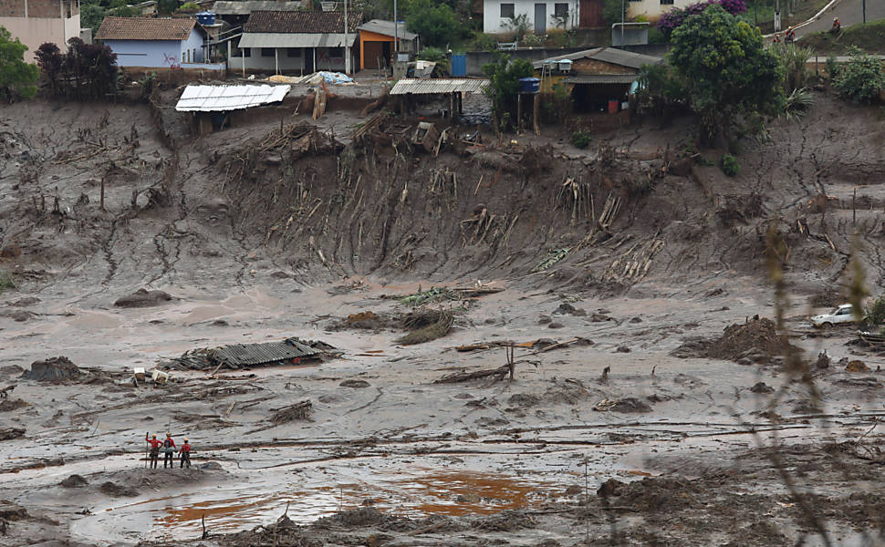 Grupo de socorristas trabalham nas buscas e resgate às vítimas do rompimento da barragem de rejeitos,  no distrito de Bento Rodrigues, nos municípios de Ouro Preto e Mariana (MG)