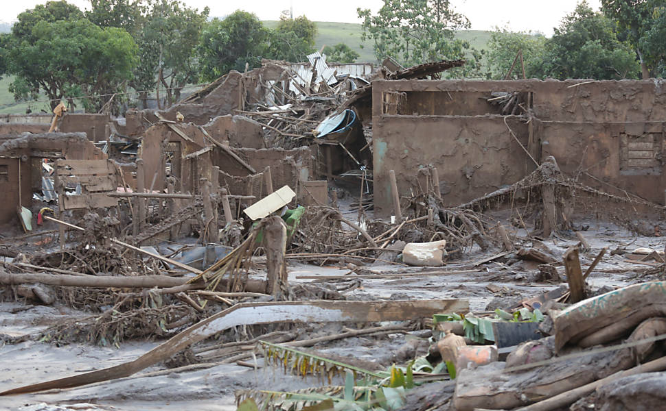 Escombros da vila de Bento Rodrigues, destruída por uma enxurrada de lama após rompimento de barragens nos município de Mariana (MG)
