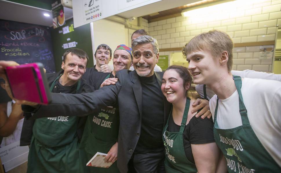 George Clooney visita caf beneficente no Reino Unido